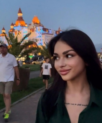 Сладкая и развратная красотка подарит вам море удовольствия и страсти. Готова исполнить ваши желания и фантазии. Со мной вы почувствуете себя желанным и живым. Все детали по телефону. 2208, 18 лет